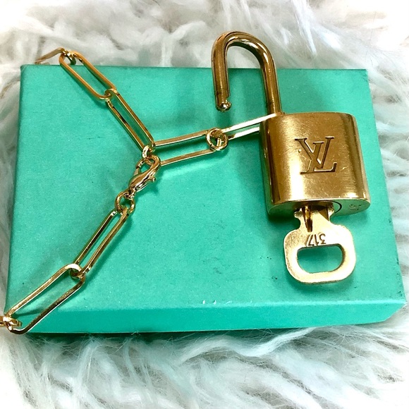 LV Lock & Key #317 Louis Vuitton Paris with 18” gold metal Paperclip chain - Picture 8 of 16